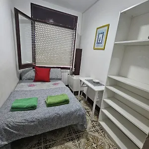Hotel cápsula Poble Sec Nino House, Barcelona